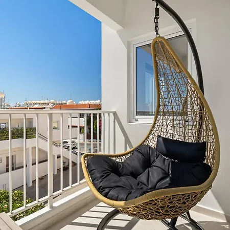 Newly Renovated Seaview In דירה *