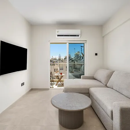 Newly Renovated Seaview In דירה