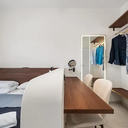 Newly Renovated Seaview In דירה *